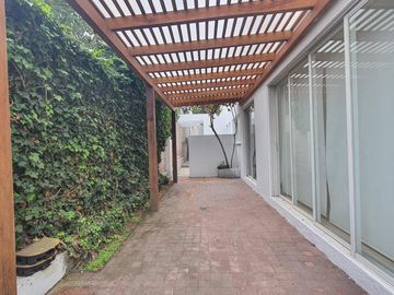 Venta Casa Cumbayá Urb. La Viña - Bungavilla Conjunto de 4 Casas 501 m². PRECIO 