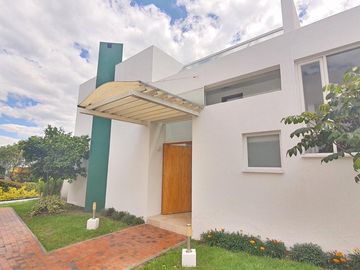 Venta Casa Cumbayá Urb. La Viña - Bungavilla Conjunto de 4 Casas 501 m². PRECIO 