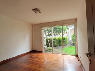 Venta Casa Cumbayá Urb. La Viña - Bungavilla Conjunto de 4 Casas 501 m². PRECIO 