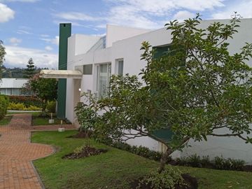 Venta Casa Cumbayá Urb. La Viña - Bungavilla Conjunto de 4 Casas 501 m². PRECIO 