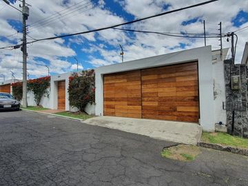Venta Casa Cumbayá Urb. La Viña - Bungavilla Conjunto de 4 Casas 501 m². PRECIO 