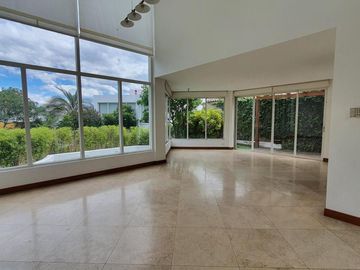 Venta Casa Cumbayá Urb. La Viña - Bungavilla Conjunto de 4 Casas 501 m². PRECIO 