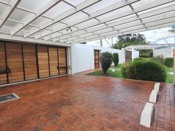 Venta Casa Cumbayá Urb. La Viña - Bungavilla Conjunto de 4 Casas 501 m². PRECIO 