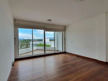 Venta Casa Cumbayá Urb. La Viña - Bungavilla Conjunto de 4 Casas 501 m². PRECIO 