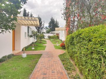 Venta Casa Cumbayá Urb. La Viña - Bungavilla Conjunto de 4 Casas 501 m². PRECIO 
