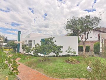 Venta Casa Cumbayá Urb. La Viña - Bungavilla Conjunto de 4 Casas 501 m². PRECIO 