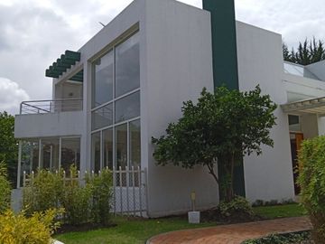 Venta Casa Cumbayá Urb. La Viña - Bungavilla Conjunto de 4 Casas 501 m². PRECIO 