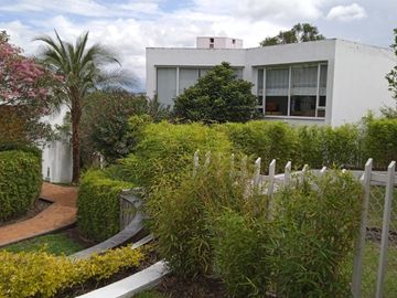 Venta Casa Cumbayá Urb. La Viña - Bungavilla Conjunto de 4 Casas 501 m². PRECIO 