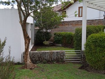 Venta Casa Cumbayá Urb. La Viña - Bungavilla Conjunto de 4 Casas 501 m². PRECIO 
