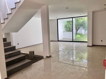 CASA EN VENTA NUEVA (a pie de calle) A 1 CUADRA DE LA CARRETERA METEPEC-ZACANCO Y DESVIACIÓN AL LIBRAMIENTO AV. TECNOLÓGICO EN METEPEC