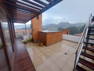 Penthouse de lujo de Venta en Cuenca y amplia terraza con vista espectacular al centro turi y baños Sector 3 puentes