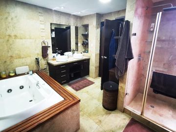 Penthouse de lujo de Venta en Cuenca y amplia terraza con vista espectacular al centro turi y baños Sector 3 puentes