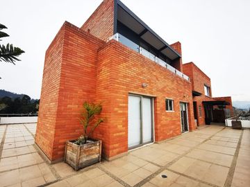 Penthouse de lujo de Venta en Cuenca y amplia terraza con vista espectacular al centro turi y baños Sector 3 puentes