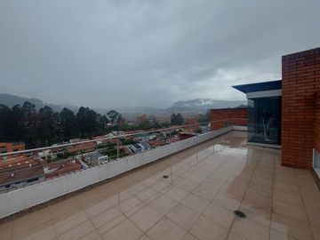 Penthouse de lujo de Venta en Cuenca y amplia terraza con vista espectacular al centro turi y baños Sector 3 puentes