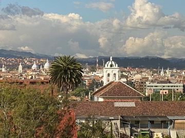 Penthouse de lujo de Venta en Cuenca y amplia terraza con vista espectacular al centro turi y baños Sector 3 puentes