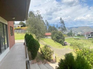 Elegante villa en venta con 3.500m2 de terreno exclusivo sector, Challuabamba Alto.