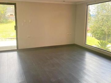 Elegante villa en venta con 3.500m2 de terreno exclusivo sector, Challuabamba Alto.