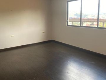 Elegante villa en venta con 3.500m2 de terreno exclusivo sector, Challuabamba Alto.