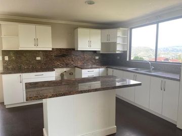 Elegante villa en venta con 3.500m2 de terreno exclusivo sector, Challuabamba Alto.
