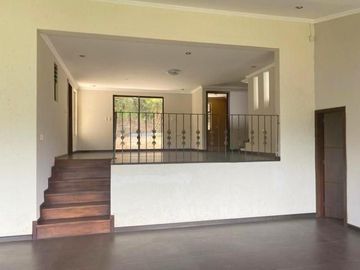 Elegante villa en venta con 3.500m2 de terreno exclusivo sector, Challuabamba Alto.