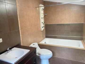 Elegante villa en venta con 3.500m2 de terreno exclusivo sector, Challuabamba Alto.