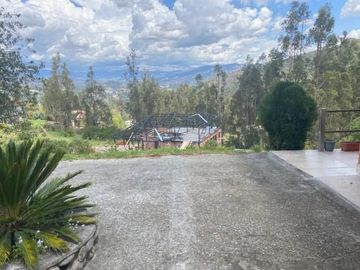Elegante villa en venta con 3.500m2 de terreno exclusivo sector, Challuabamba Alto.