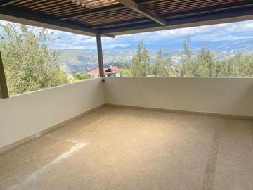 Elegante villa en venta con 3.500m2 de terreno exclusivo sector, Challuabamba Alto.