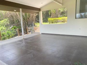 Elegante villa en venta con 3.500m2 de terreno exclusivo sector, Challuabamba Alto.
