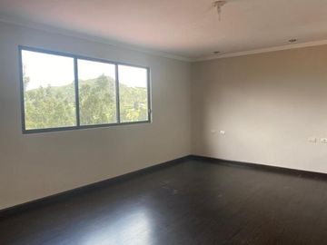 Elegante villa en venta con 3.500m2 de terreno exclusivo sector, Challuabamba Alto.