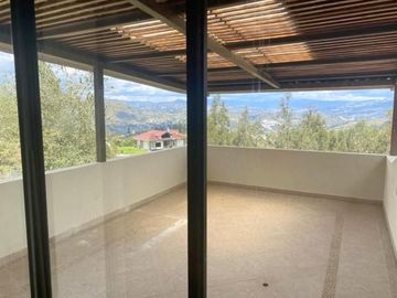 Elegante villa en venta con 3.500m2 de terreno exclusivo sector, Challuabamba Alto.