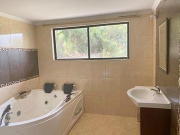 Elegante villa en venta con 3.500m2 de terreno exclusivo sector, Challuabamba Alto.
