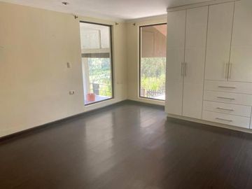 Elegante villa en venta con 3.500m2 de terreno exclusivo sector, Challuabamba Alto.