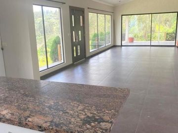 Elegante villa en venta con 3.500m2 de terreno exclusivo sector, Challuabamba Alto.