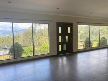 Elegante villa en venta con 3.500m2 de terreno exclusivo sector, Challuabamba Alto.