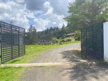 Elegante villa en venta con 3.500m2 de terreno exclusivo sector, Challuabamba Alto.