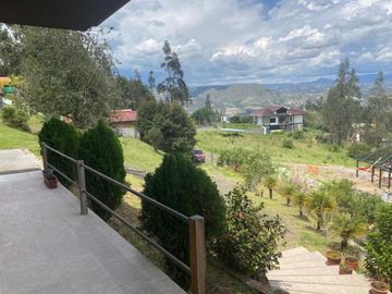 Elegante villa en venta con 3.500m2 de terreno exclusivo sector, Challuabamba Alto.