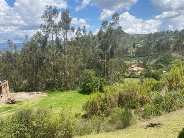 Elegante villa en venta con 3.500m2 de terreno exclusivo sector, Challuabamba Alto.