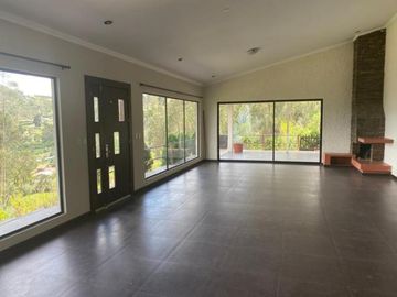 Elegante villa en venta con 3.500m2 de terreno exclusivo sector, Challuabamba Alto.