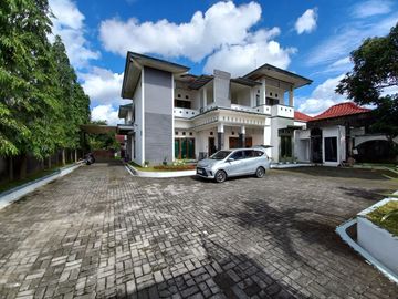 Rumah Mewah dengan Tanah yang luas ada kolam renang & Pendopo di Maguwo Sleman