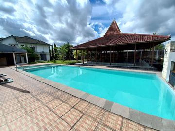 Rumah Mewah dengan Tanah yang luas ada kolam renang & Pendopo di Maguwo Sleman