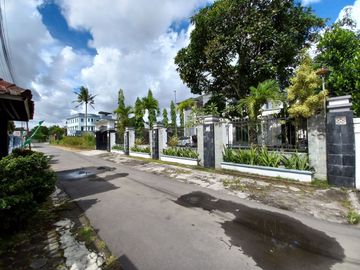 Rumah Mewah dengan Tanah yang luas ada kolam renang & Pendopo di Maguwo Sleman