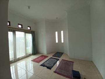 Rumah Mewah dengan Tanah yang luas ada kolam renang & Pendopo di Maguwo Sleman