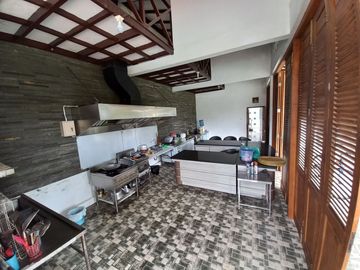 Rumah Mewah dengan Tanah yang luas ada kolam renang & Pendopo di Maguwo Sleman