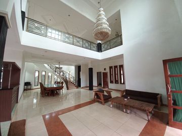 Rumah Mewah dengan Tanah yang luas ada kolam renang & Pendopo di Maguwo Sleman