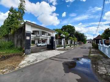 Rumah Mewah dengan Tanah yang luas ada kolam renang & Pendopo di Maguwo Sleman