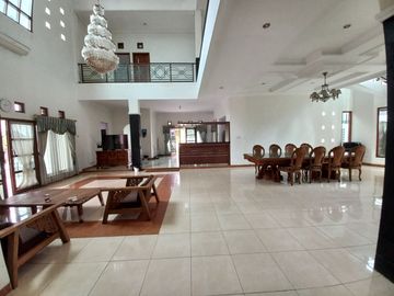 Rumah Mewah dengan Tanah yang luas ada kolam renang & Pendopo di Maguwo Sleman