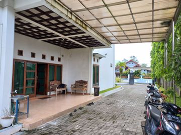 Rumah Mewah dengan Tanah yang luas ada kolam renang & Pendopo di Maguwo Sleman