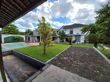 Rumah Mewah dengan Tanah yang luas ada kolam renang & Pendopo di Maguwo Sleman