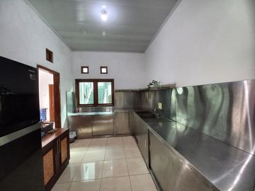 Rumah Mewah dengan Tanah yang luas ada kolam renang & Pendopo di Maguwo Sleman