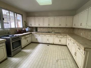 OLD HOUSE FOR SALE IN DASMARINAS VILLAGE MAKATI